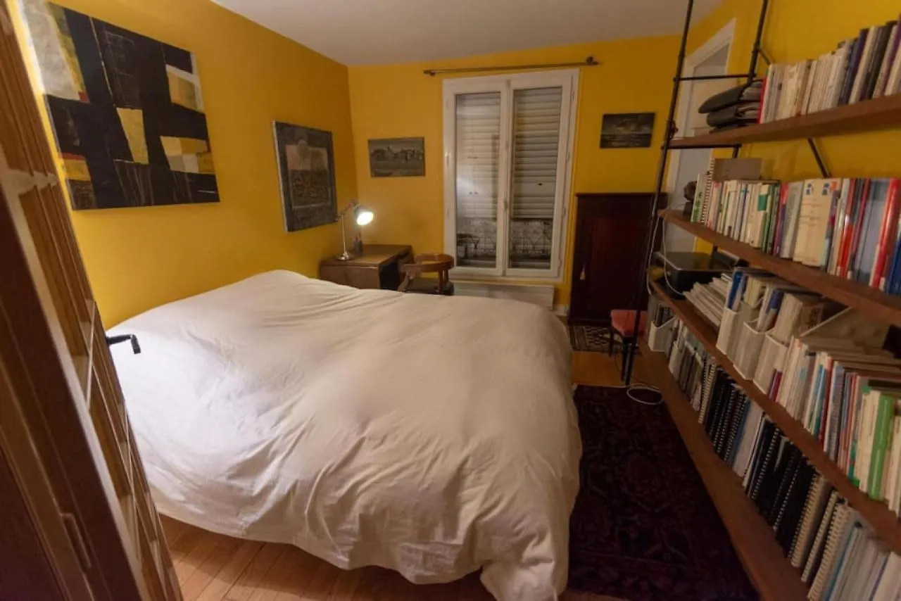 Very French Two Bedroom In The Heart Of