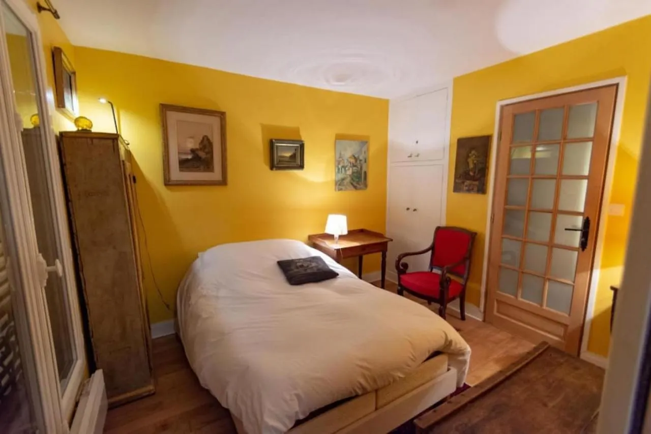 Very French Two Bedroom In The Heart Of Lägenhet